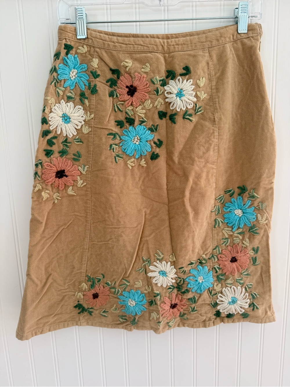 Persaman NY Yarn-Embroidered Floral Tan Velvet Skirt. Size 6